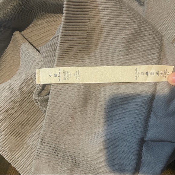 NWOT Gray Lululemon Leggings (Sz 4) - Picture 3 of 3
